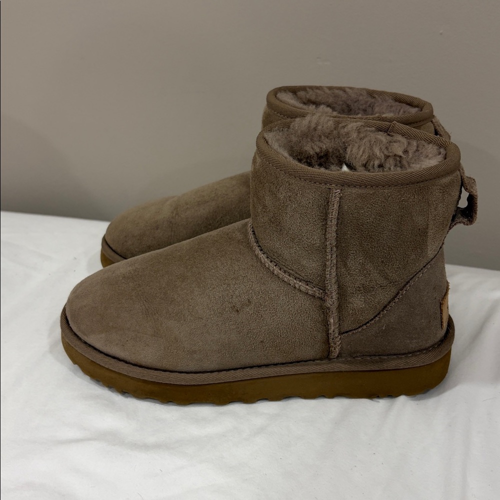 UGG mini boots caribou
Size 5us